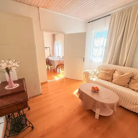 Private House, Walk To Old Town, Garden And Parking بيت للعطل *