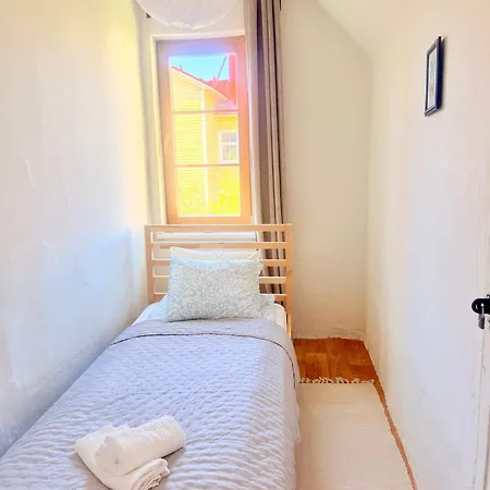 Private House, Walk To Old Town, Garden And Parking بيت للعطل *